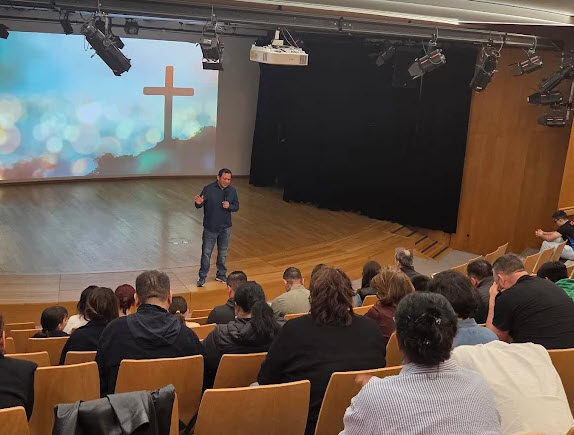 Cultos en dos idiomas Pastor Mauricio Aguilera
