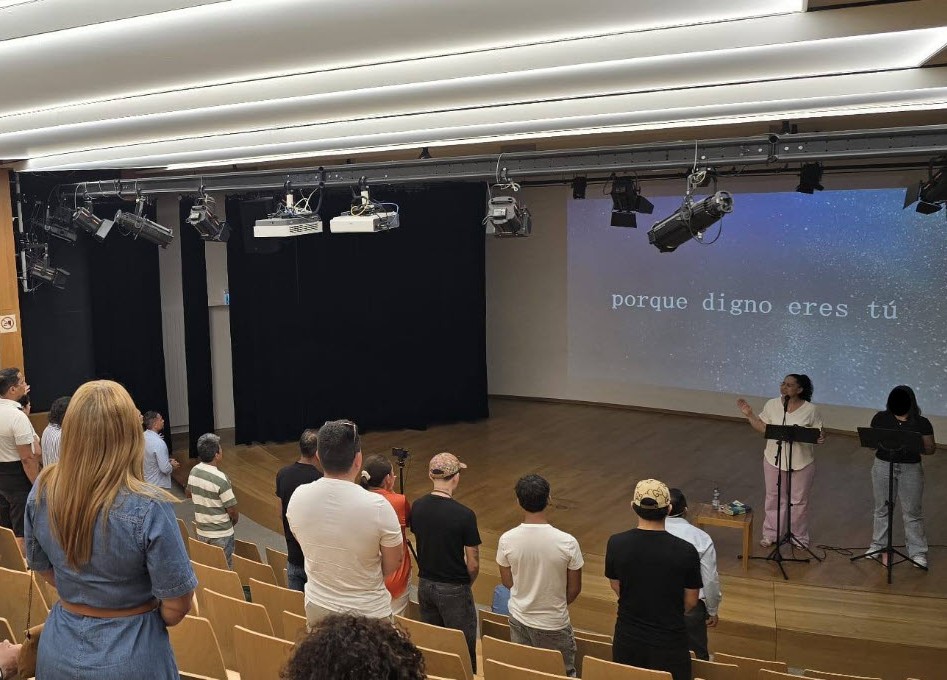 Alabanza Alabanza dirigida por la Pastora Sandry Richards Bohren