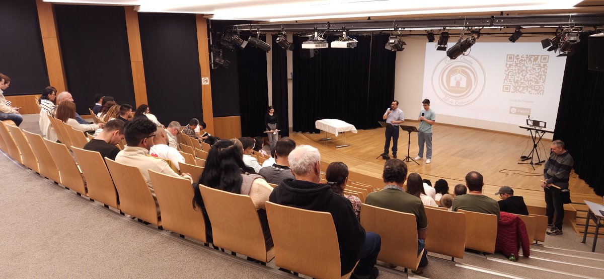 Cultos en dos idiomas Pastor Mauricio Aguilera